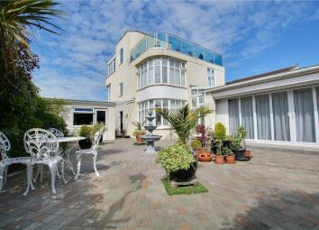 Detached house For Sale in Worthing