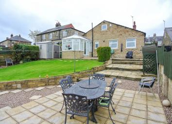 Detached bungalow For Sale in Huddersfield