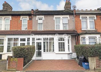 Terraced house For Sale in Ilford