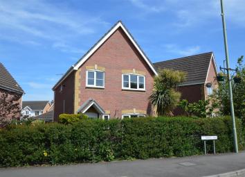 Detached house For Sale in Pontyclun