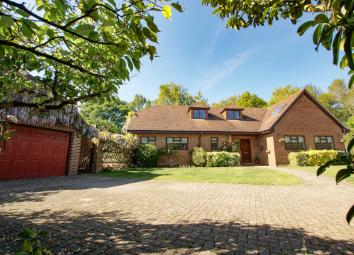 Detached house For Sale in Hook