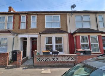 Terraced house To Rent in Bedford