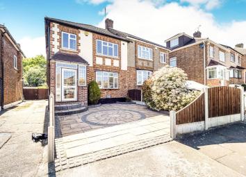 Semi-detached house For Sale in Hornchurch