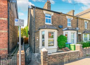 Semi-detached house To Rent in Horsham