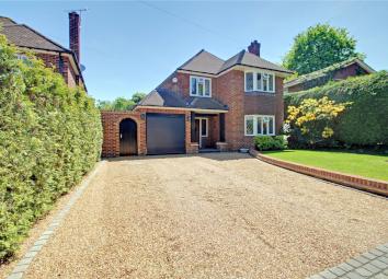 Detached house For Sale in Chertsey