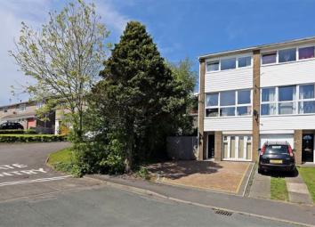 Town house For Sale in Pontypridd