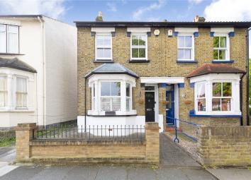 Semi-detached house For Sale in Hornchurch