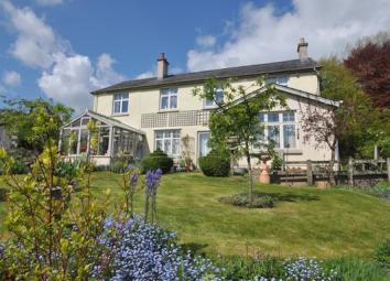 Detached house For Sale in Tiverton