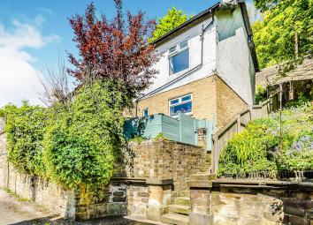 End terrace house For Sale in Halifax
