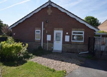 Semi-detached bungalow For Sale in Leeds