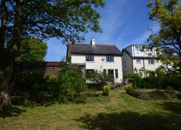 Detached house For Sale in Holmfirth
