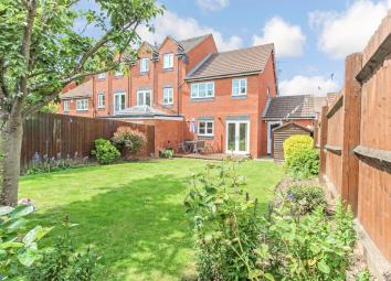 End terrace house For Sale in Warwick