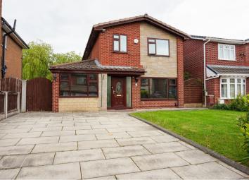 Detached house For Sale in Cheadle