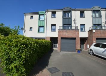 Terraced house For Sale in Renfrew