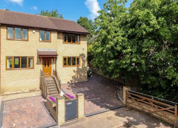 Semi-detached house For Sale in Dewsbury