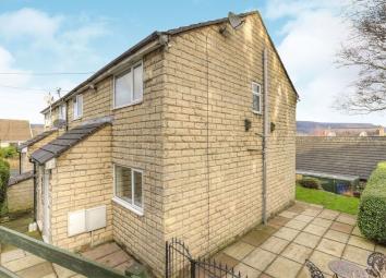 Semi-detached house To Rent in Glossop