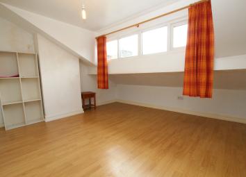 End terrace house To Rent in Todmorden