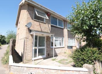 Terraced house To Rent in Bedford