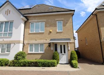 Semi-detached house To Rent in Enfield