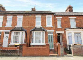 Terraced house For Sale in Bedford