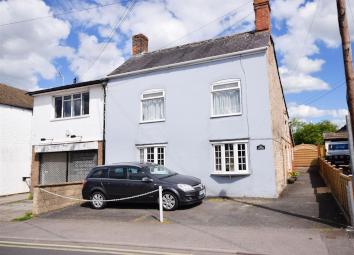 Cottage For Sale in Stonehouse