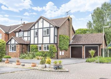 Detached house For Sale in Woking