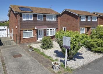 Detached house For Sale in Herne Bay