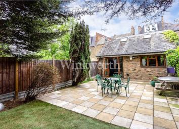 Detached bungalow For Sale in London