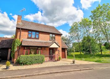 Detached house For Sale in Hook