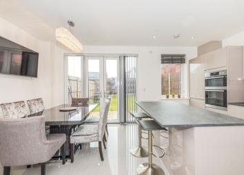 Semi-detached house For Sale in Coulsdon