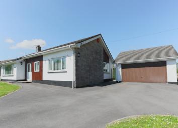 Detached bungalow For Sale in Bristol
