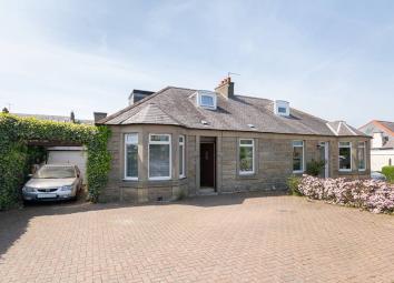 Semi-detached bungalow For Sale in Edinburgh