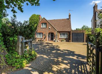 Detached house For Sale in Woking