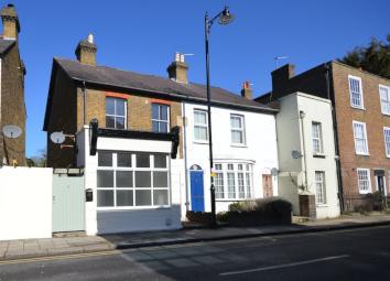 Maisonette To Rent in Sunbury-on-Thames