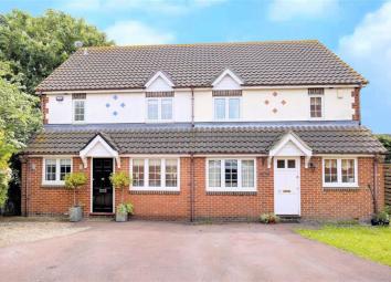 Semi-detached house For Sale in Epping