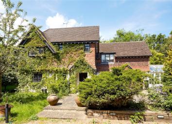 Detached house For Sale in Woking