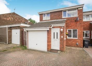 Detached house For Sale in Luton