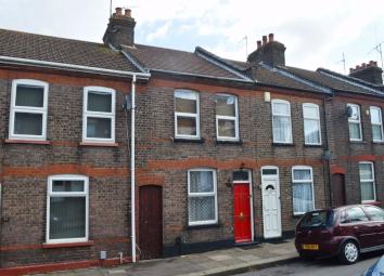 Terraced house For Sale in Luton