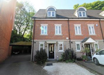 Town house For Sale in Bolton