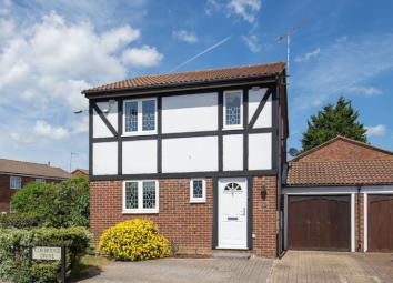 Detached house For Sale in Luton