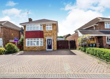 Detached house For Sale in Luton