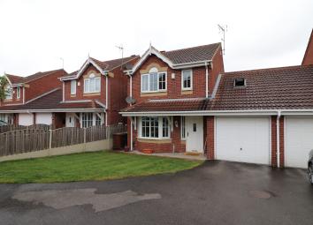 Link-detached house For Sale in Leeds