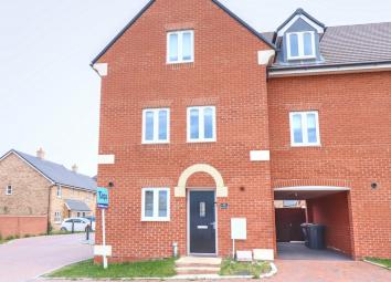 Link-detached house For Sale in Bedford