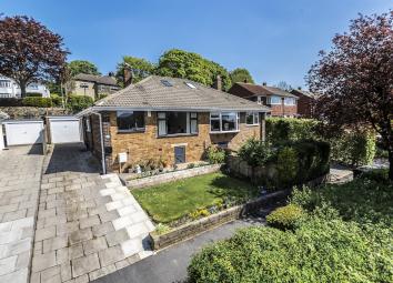 Semi-detached bungalow For Sale in Leeds