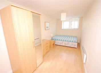 Flat To Rent in Salford