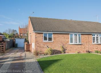 Semi-detached bungalow To Rent in York