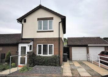 Link-detached house For Sale in Leeds