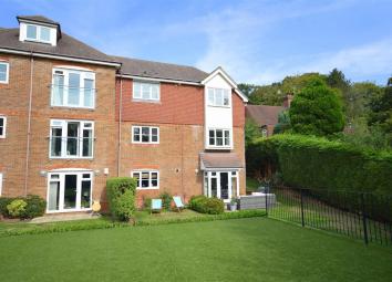 Flat To Rent in Tadworth