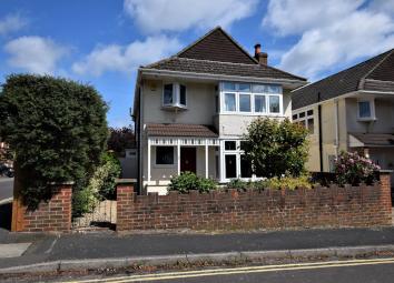 Detached house For Sale in Farnborough