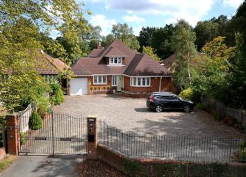 Detached house For Sale in Chertsey